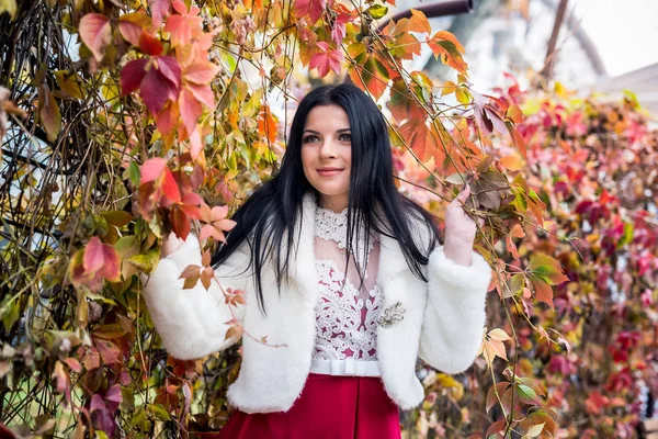 Femme Robe Mode Posant Avec Des Feuilles Jaunes Dans Parc — Photo