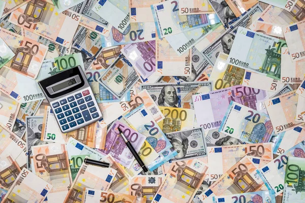 Pila Dólar Billetes Euros Con Calculadora — Foto de Stock