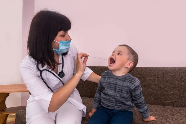 Dokter Kinderarts Onderzoeken Keel Van Kleine Jongen — Stockfoto