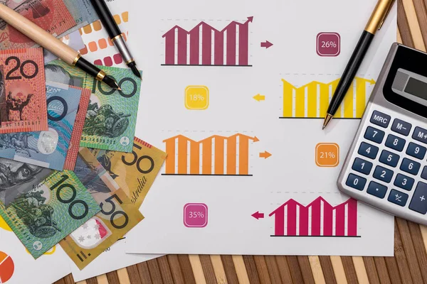 Hesap Makinesi Kalemle Grafikleri Üzerine Avustralya Doları Banknotları — Stok fotoğraf