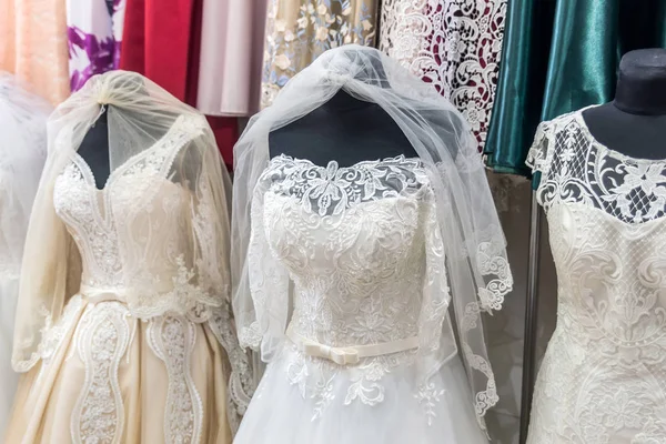 Robes Blanches Sur Mannequins Dans Salon Mariage — Photo