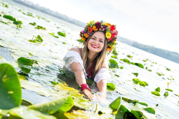 Su zambaklı güzel kız suyun içinde duruyor.