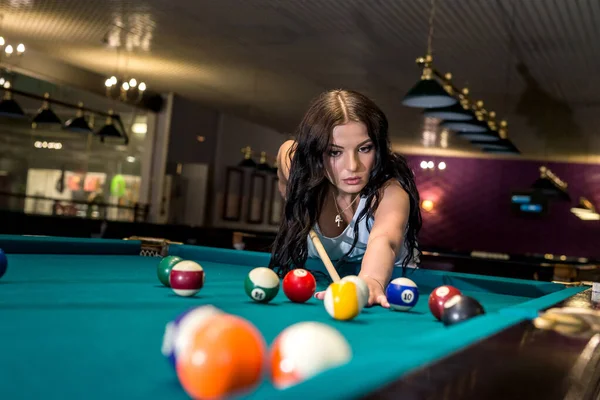 Barda bilardo oynayan güzel ve genç bir kadın.