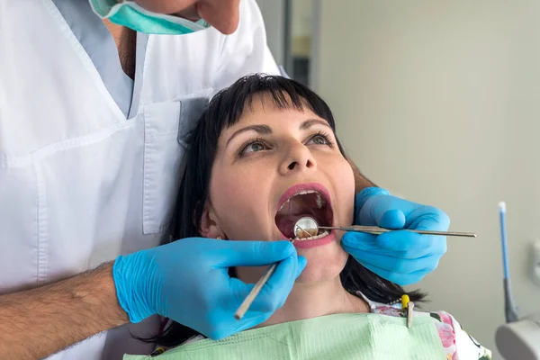 Médico Odontología Revisando Los Dientes Del Paciente Por Espejo — Foto de Stock