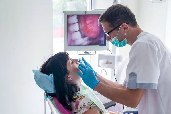 Dentista Revisando Los Dientes Del Paciente Con Cámara Intraoral — Foto de Stock