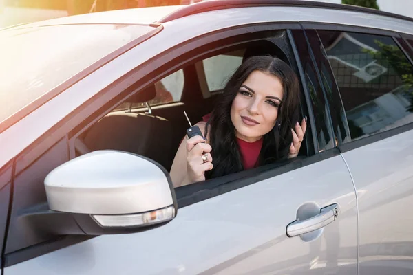 Hermoso Conductor Con Llaves Ventana Del Coche — Foto de Stock