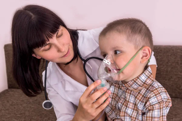 Dokter Helpt Kleine Patiënt Masker Zetten Voor Inhalatie — Stockfoto