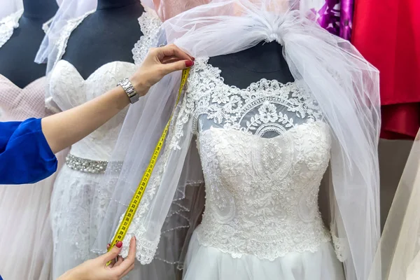 Руки Женщины Измерительной Лентой Свадебным Платьем — стоковое фото
