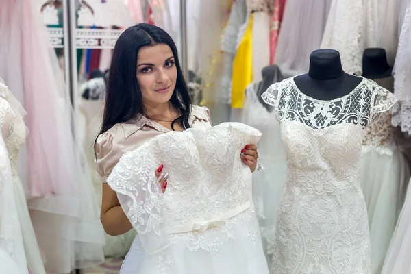 Брюнетка Невеста Примерить Свадебное Платье Салоне — стоковое фото