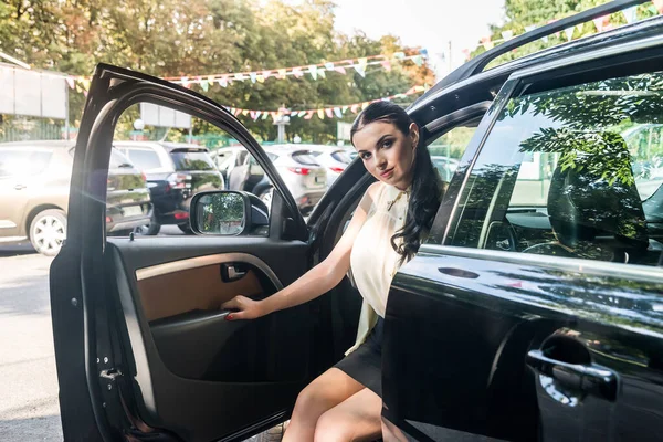 Mujer Posando Coche Con Puerta Abierta — Foto de Stock