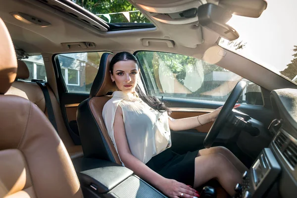 Mujer Posando Dentro Del Coche Sentado Asiento Del Conductor — Foto de Stock