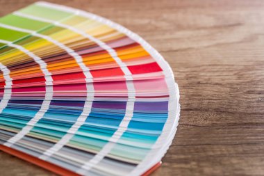 Arkaplan olarak ahşap masadaki renk örneği