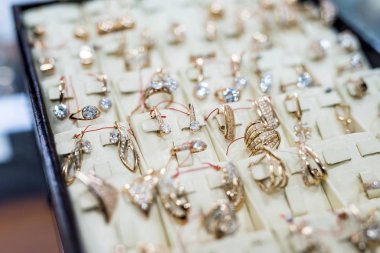 Altın mücevherlerle kuyumcuda vitrin. 