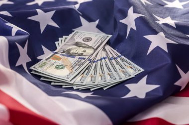 Ulusal bayrağın üzerinde Amerikan dolarının banknotları