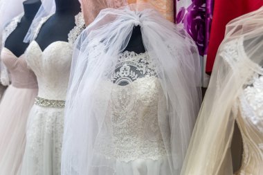 Kuaförde mankenler üzerinde inanılmaz gelinlikler.