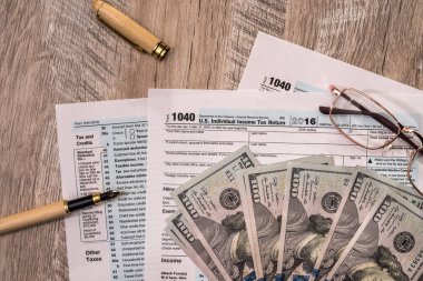 Dolar, gözlük ve kalemle 1040 formu
