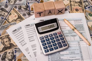 Tahta masadaki vergilendirme şirketi. 1040 dolarlık form.
