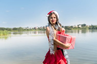 Hediye kutusu ve şampanyası olan çekici kadın.