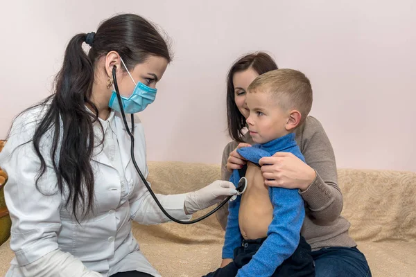 Kinderarts controleren hartslag van kleine patiënt op bezoek — Stockfoto