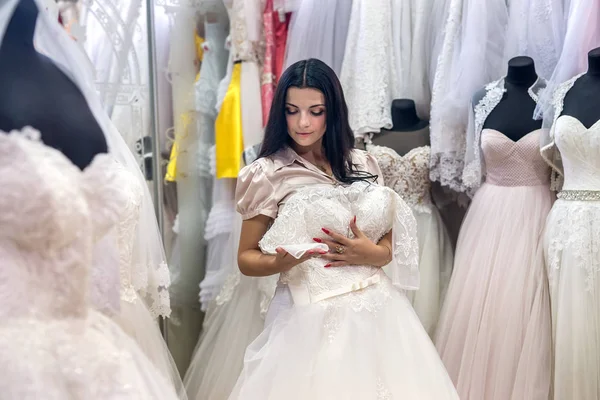 Красивая Невеста Выбирает Платье Своей Свадьбы — стоковое фото