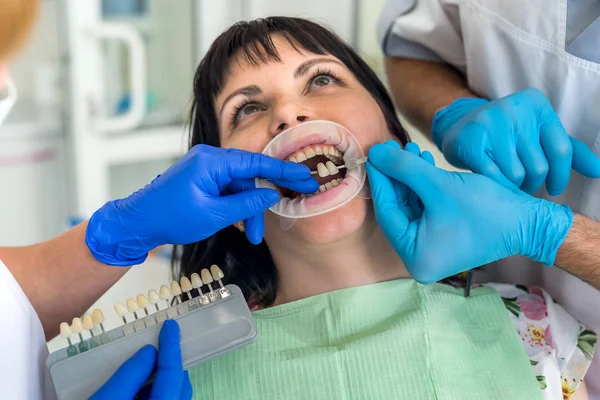 Mulher Paciente Cadeira Dentista Comparando Dentes Com Amostrador — Fotografia de Stock