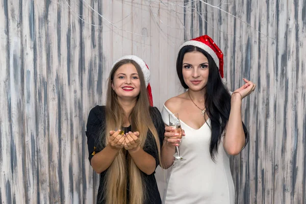 Dos Chicas Felices Con Champán Confeti Posando Estudio —  Fotos de Stock