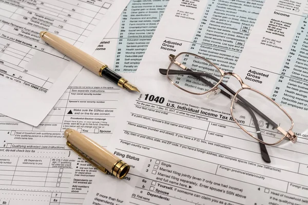 1040税单，附有笔及眼镜 — 图库照片