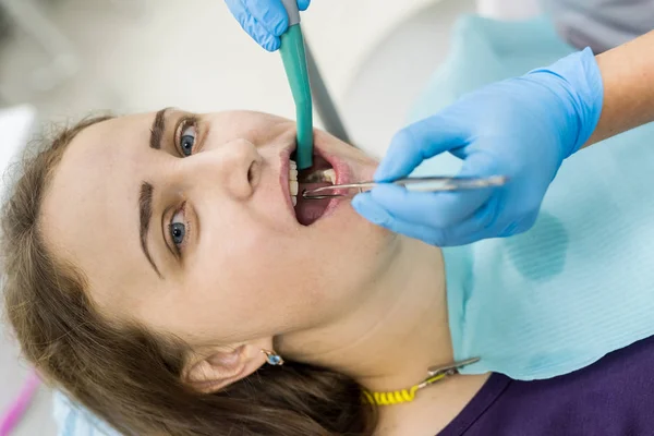 Fogászati kezelésben lévő páciens fogászati eszközökkel, közelkép — Stock Fotó