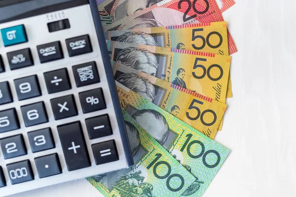Υπολογιστής Πολύχρωμα Δολάρια Της Αυστραλίας Ξύλινο Τραπέζι — Φωτογραφία Αρχείου