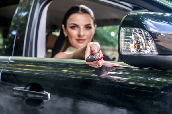 Atractiva Morena Ofreciendo Llave Del Coche Través Ventana — Foto de Stock