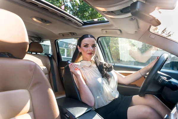 美しいブルネット女性ポルノの車の中でキー — ストック写真