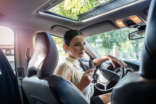 Mujer Sonriente Dentro Del Coche Con Llave Ella — Foto de Stock