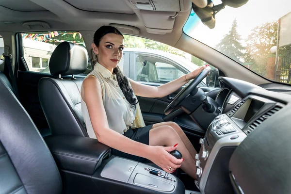 Atractivo Conductor Morena Mujer Cambio Transmisión Automática — Foto de Stock