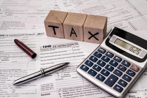 1040 Individual Tax Form Pen Calculator — Stok fotoğraf