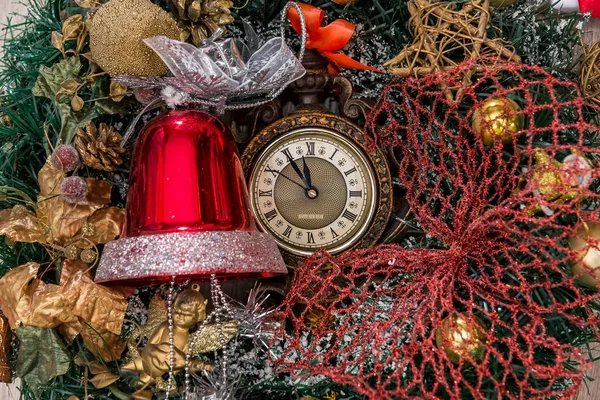Vintage Uhr Mit Weihnachtsdekoration Nahaufnahme — Stockfoto