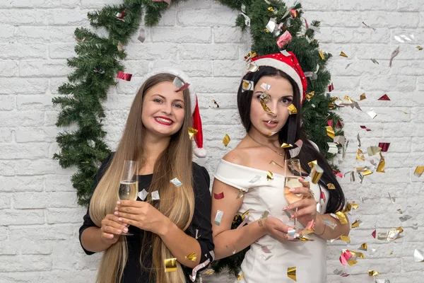 Meninas Atraentes Com Copos Champanhe Celebrando Ano Novo — Fotografia de Stock