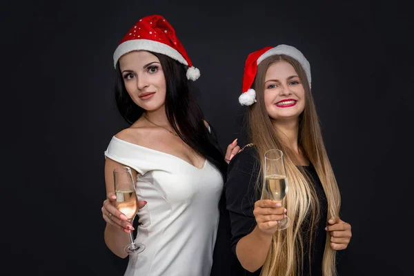 Dwie Dziewczyny Świętujące Nowy Rok Kapeluszach Mikołaja — Zdjęcie stockowe
