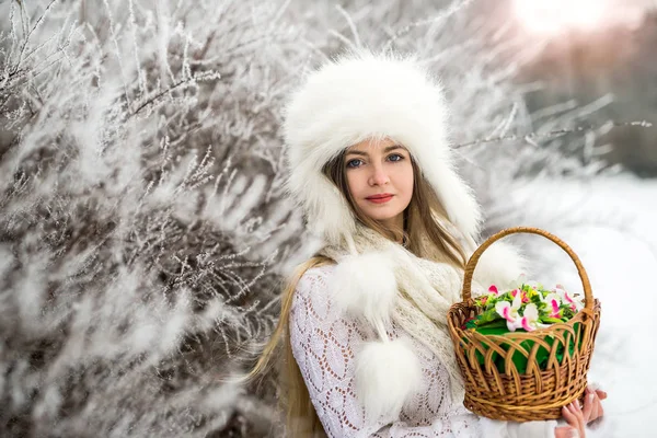 Piękna Kobieta Zimowym Lesie Drewnianym Koszem — Zdjęcie stockowe