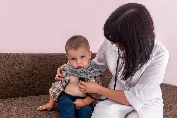 Niño Enfermo Pediatra Con Estetoscopio — Foto de Stock