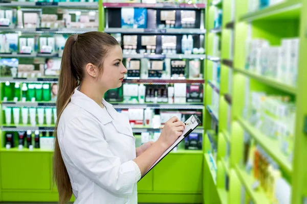 Chimico Giovane Bello Che Controlla Farmaci Farmacia — Foto Stock