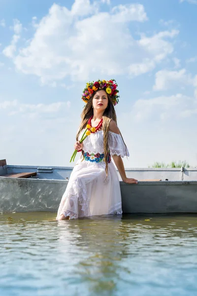 Menina Bonita Roupas Nacionais Lago — Fotografia de Stock