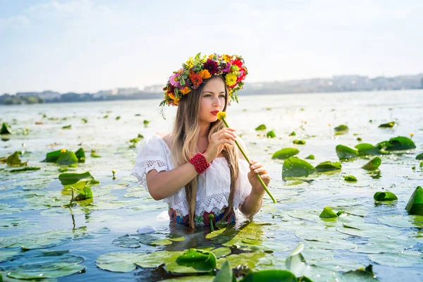 Красивая Девушка Водяной Лилией Стоит Воде — стоковое фото