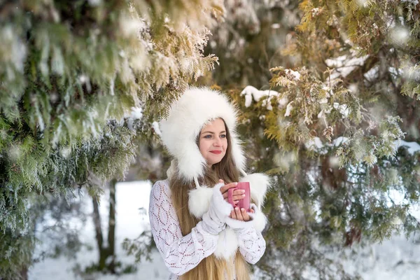 Giovane Donna Con Tazza Caffè Nel Parco Invernale — Foto Stock