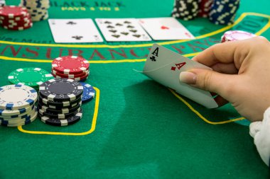 Kumarhanede kumar oynayan bir kadın.