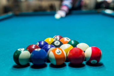 Bilardo topları üçgen şeklinde, oynamaya hazır