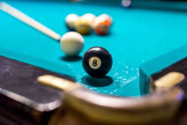 Makro 8 numaralı topa odaklan, bilardo.