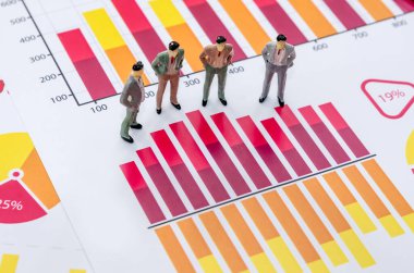 Küçük oyuncak insanlar: işadamı stand ile mali analiz grafikler.