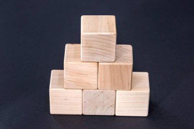 boş sarı tahta küpler siyah izole