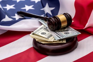 100 - para ve bir çekiç hakimlerin Amerikan bayrağı üzerinde yer