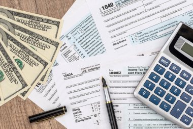 Dolar, kalem ve hesap makineli 1040 form